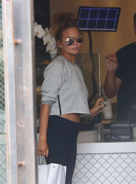 Kontrowersje wokół ciążowego brzuszka Chrissty Teigen Kontrowersje wokół ciążowego brzuszka Chrissty Teigen