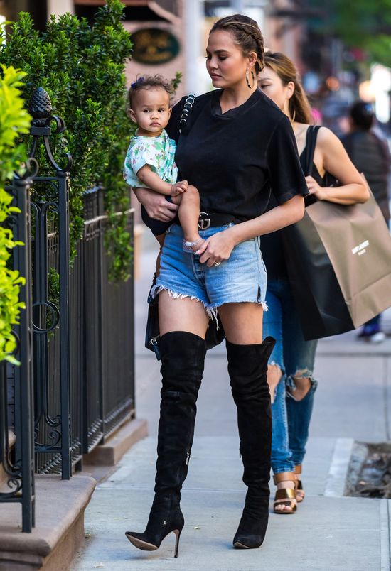 Wygląda, jakby szła na całonocna imprezę, a na jej rękach... Wygląda, jakby szła na całonocna imprezę, a na jej rękach...