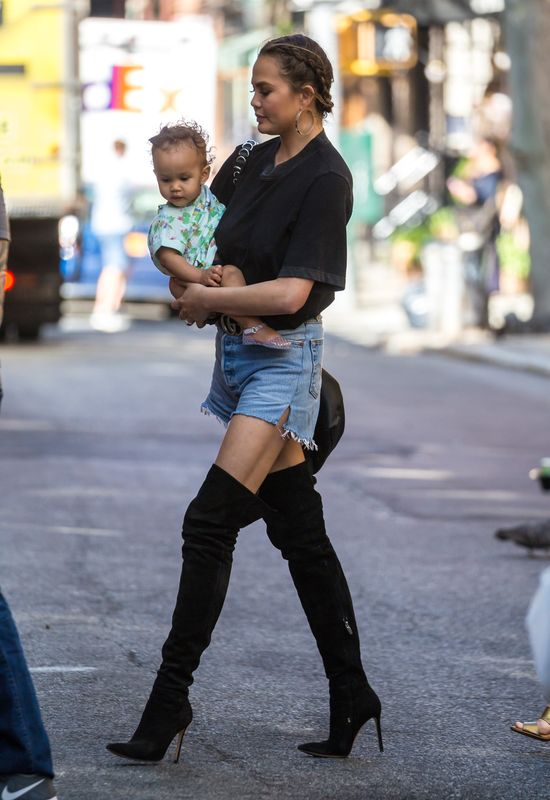 Wygląda, jakby szła na całonocna imprezę, a na jej rękach... Wygląda, jakby szła na całonocna imprezę, a na jej rękach...