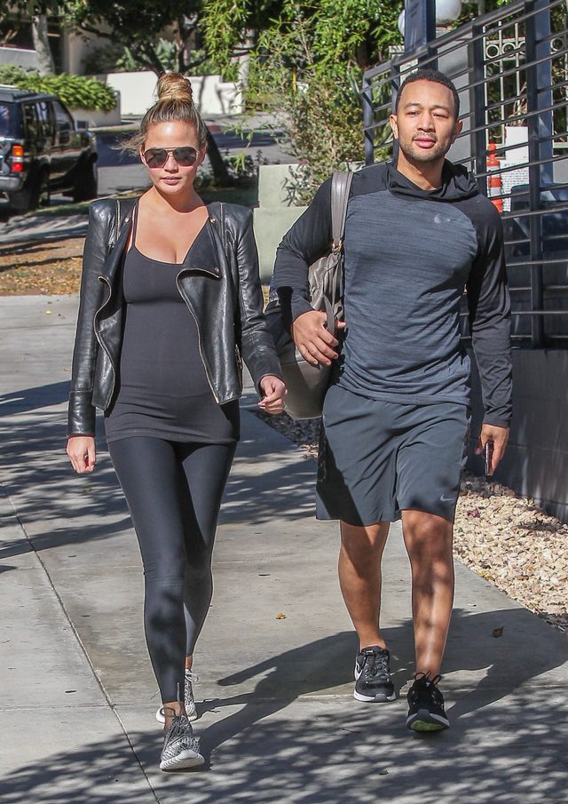 Chrissy Teigen rozkwita w ciąży (FOTO)