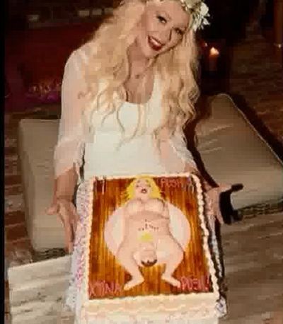 Christina Aguilera urodziła na torcie (FOTO)