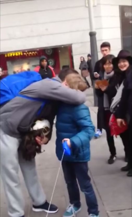 Przebrany Cristiano Ronaldo gra w piłkę z dziećmi (VIDEO)