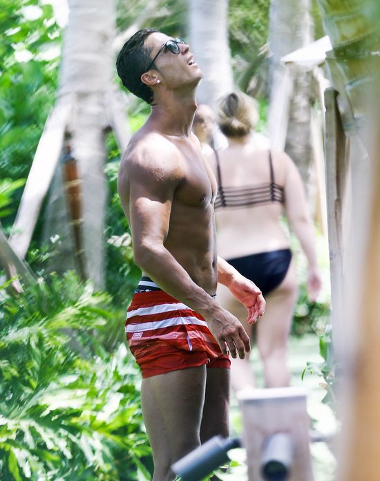 Christiano Ronaldo wolny czas spędza z synkiem (FOTO) Christiano Ronaldo wolny czas spędza z synkiem (FOTO)