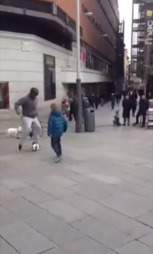 Przebrany Cristiano Ronaldo gra w piłkę z dziećmi (VIDEO)