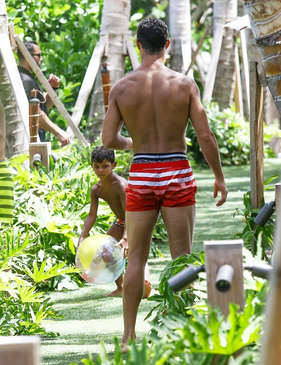 Christiano Ronaldo wolny czas spędza z synkiem (FOTO) Christiano Ronaldo wolny czas spędza z synkiem (FOTO)