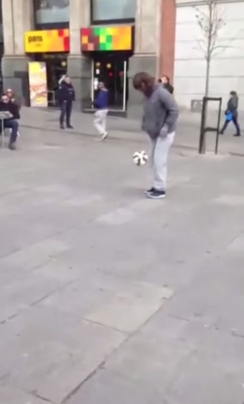 Przebrany Cristiano Ronaldo gra w piłkę z dziećmi (VIDEO)