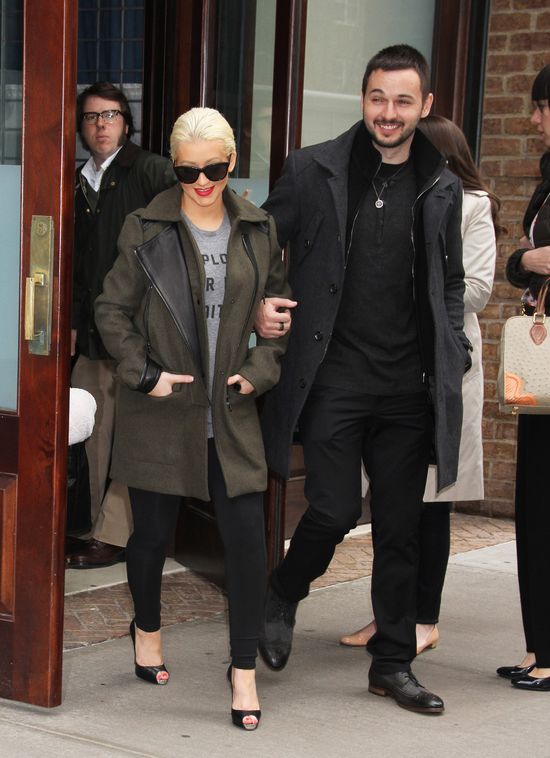 Coraz większa Christina Aguilera na spacerze z ukochanym