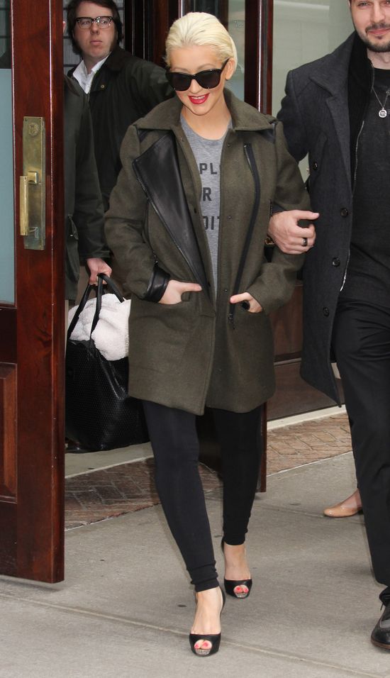 Coraz większa Christina Aguilera na spacerze z ukochanym