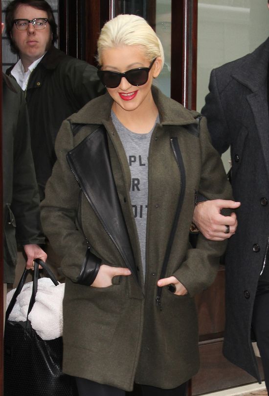 Coraz większa Christina Aguilera na spacerze z ukochanym