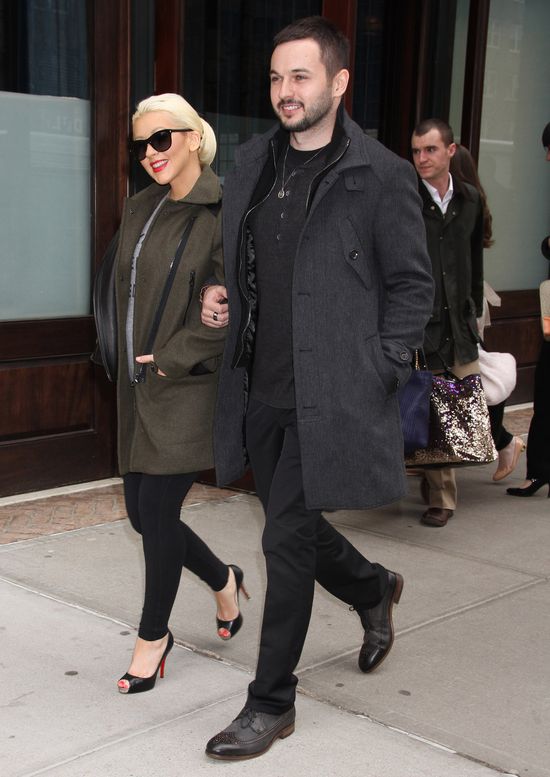 Coraz większa Christina Aguilera na spacerze z ukochanym