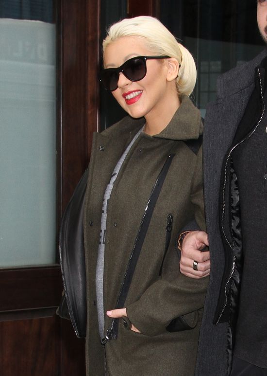 Coraz większa Christina Aguilera na spacerze z ukochanym