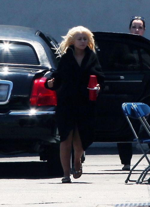 Christina Aguilera idzie do pracy bez makijażu (FOTO) Christina Aguilera idzie do pracy bez makijażu (FOTO)