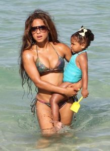 Christina Milian z córeczką na plaży (FOTO)