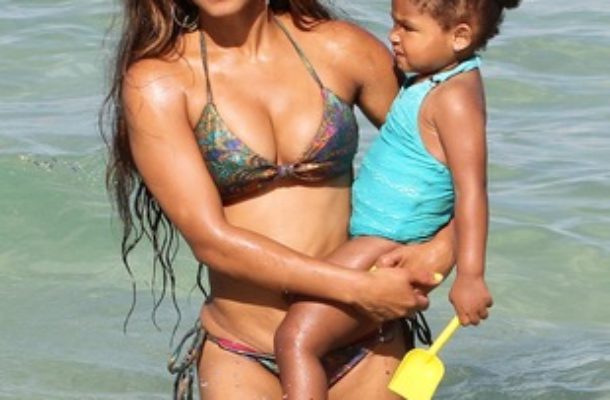 Christina Milian z córeczką na plaży (FOTO)