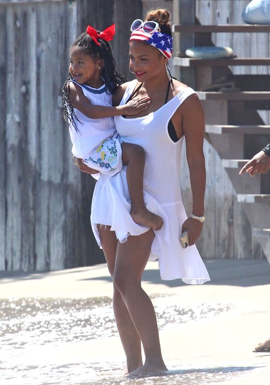 Christina Milan w bikini z córeczką (FOTO)