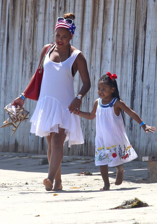 Christina Milan w bikini z córeczką (FOTO)