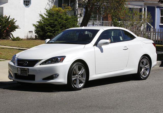 Niania Afflecków chwali się Lexusem. Dostała go od Bena?