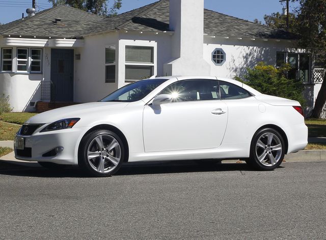 Niania Afflecków chwali się Lexusem. Dostała go od Bena?