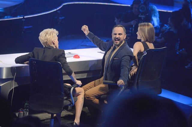 Chylińska jak seksowna pani z banku! (FOTO)