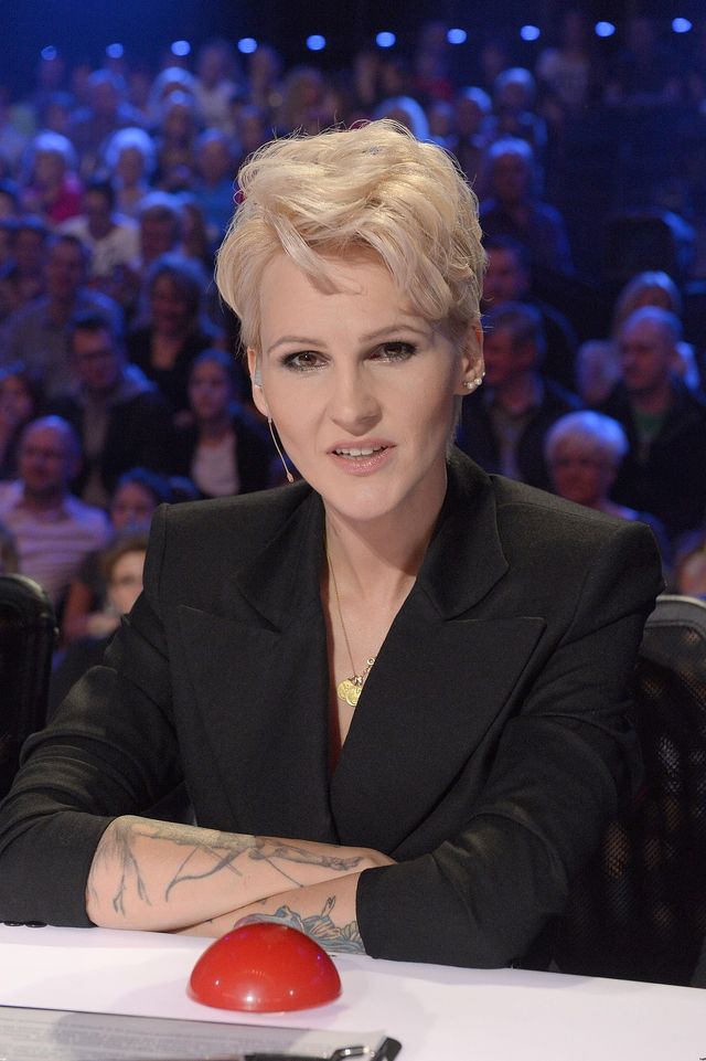 Chylińska jak seksowna pani z banku! (FOTO)