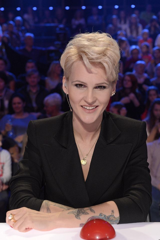 Chylińska jak seksowna pani z banku! (FOTO)