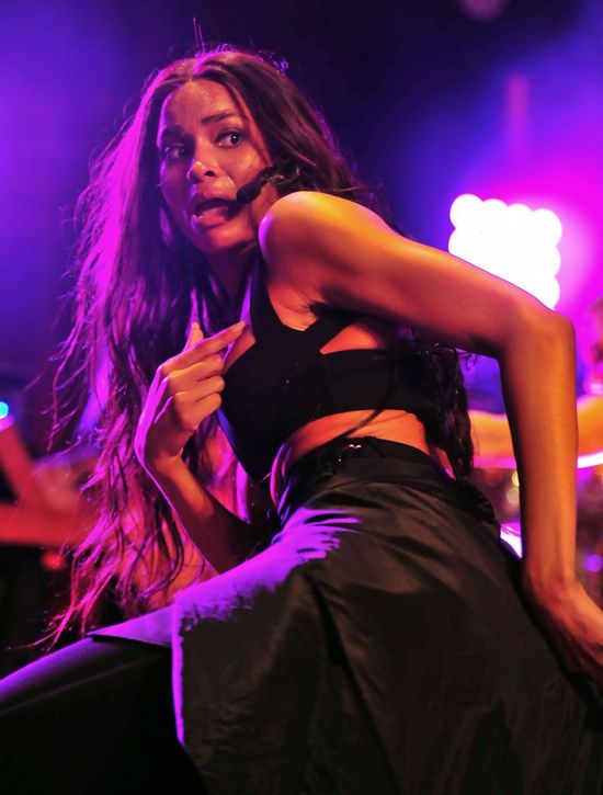 Ciara kopnęła fana w twarz!