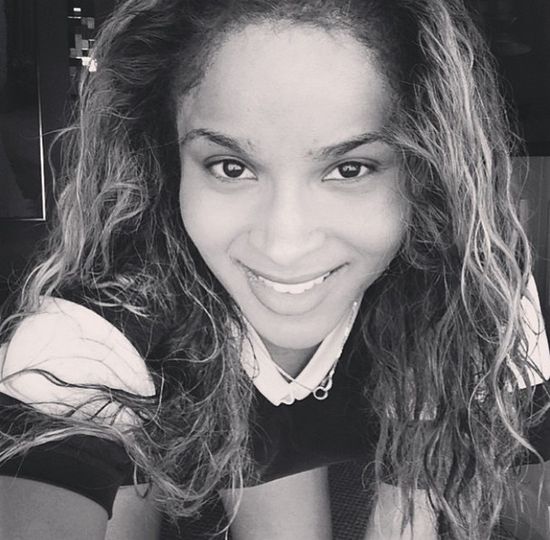 Tak brzydkiej fryzury Ciara jeszcze nie miała! (FOTO)