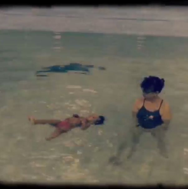 Dziecko Ciary pływa samo w basenie (FOTO+VIDEO)