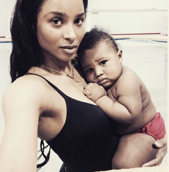 Dziecko Ciary pływa samo w basenie (FOTO+VIDEO)