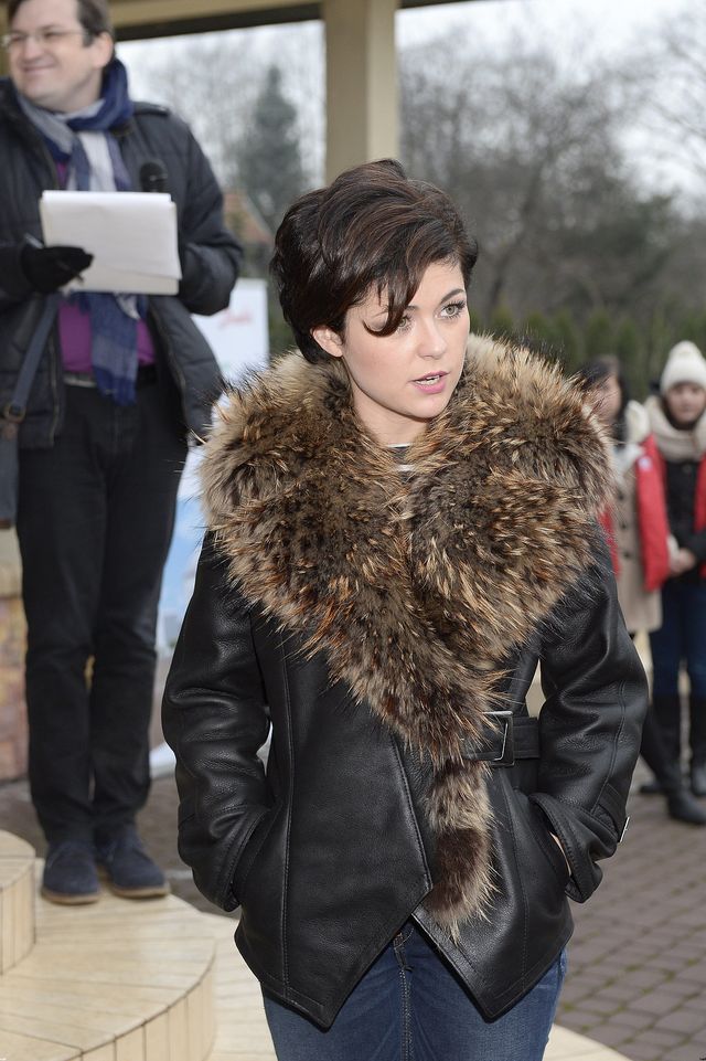 Nowa fryzura wysmukliła twarz Kasi Cichopek (FOTO)