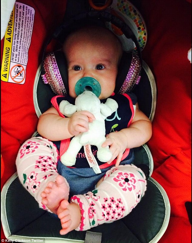 Kelly Clarkson zabrała 3-miesięczną córkę na koncert (FOTO)
