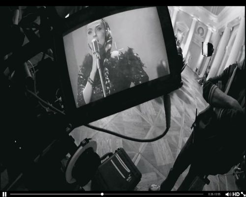 Cleo w woalce i sukni z boa (FOTO) Cleo w woalce i sukni z boa (FOTO)