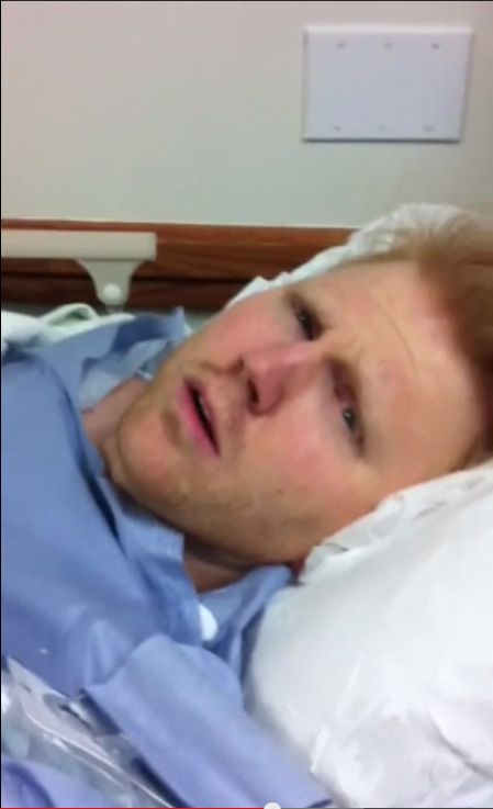 Obudził się z narkozy, nie poznał swojej żony i... (VIDEO)