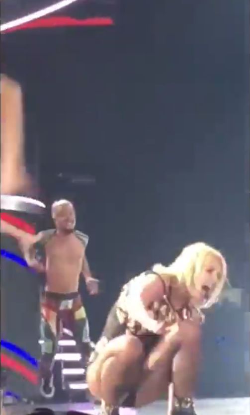 Britney Spears miała wypadek na scenie (VIDEO)