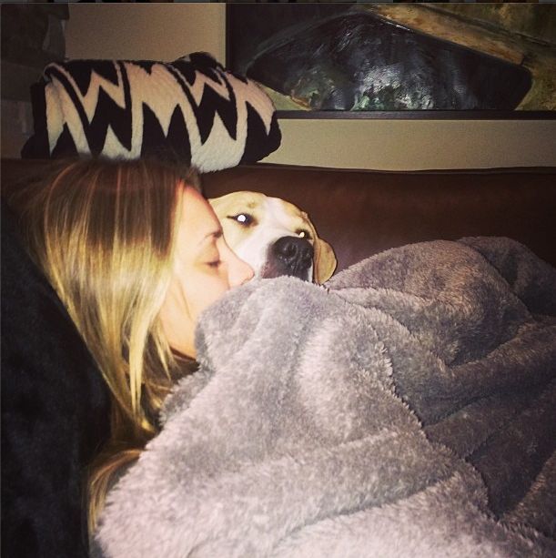 Niedawno wyszła za mąż, a całuje się i sypia z psem (FOTO)