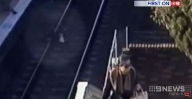 Rzucił się pod pociąg, by uratować wnuczkę (VIDEO)