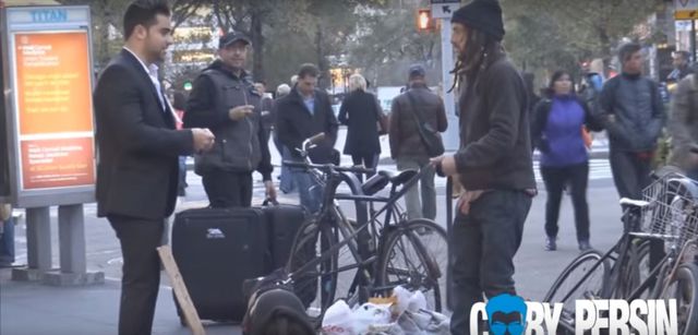 Wyszedł na ulicę obklejony dolarami i... (VIDEO) Wyszedł na ulicę obklejony dolarami i... (VIDEO)