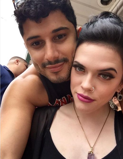 Ta dziewczyna wygląda jak Harry Styles w makijażu Instagram