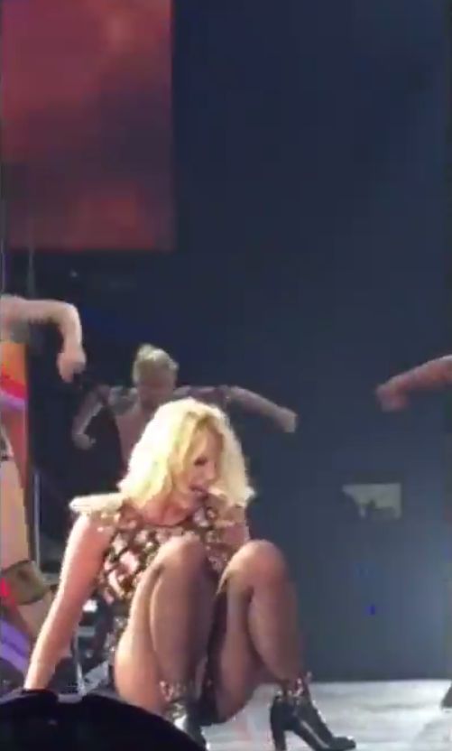 Britney Spears miała wypadek na scenie (VIDEO)