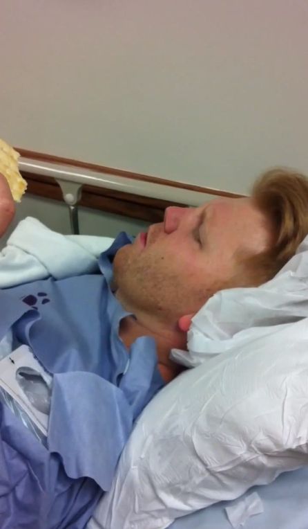 Obudził się z narkozy, nie poznał swojej żony i... (VIDEO)