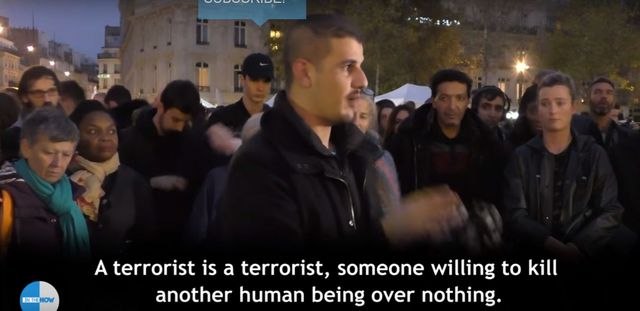 Muzułmanin stanął w centrum Paryża, a oni... (VIDEO) Muzułmanin stanął w centrum Paryża, a oni... (VIDEO)