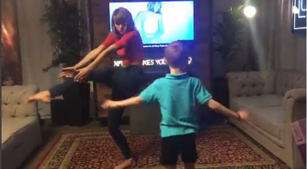 Słodko! Taylor Swift tańczy z 7-letnim fanem (Instagram) Słodko! Taylor Swift tańczy z 7-letnim fanem (Instagram)