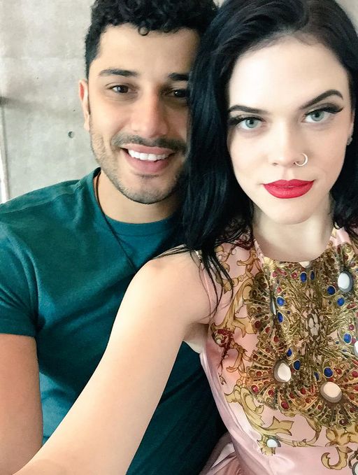 Ta dziewczyna wygląda jak Harry Styles w makijażu Instagram