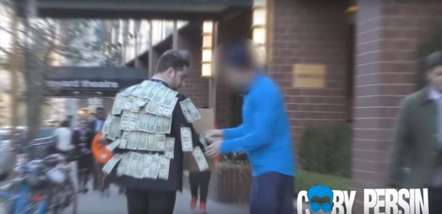 Wyszedł na ulicę obklejony dolarami i... (VIDEO) Wyszedł na ulicę obklejony dolarami i... (VIDEO)