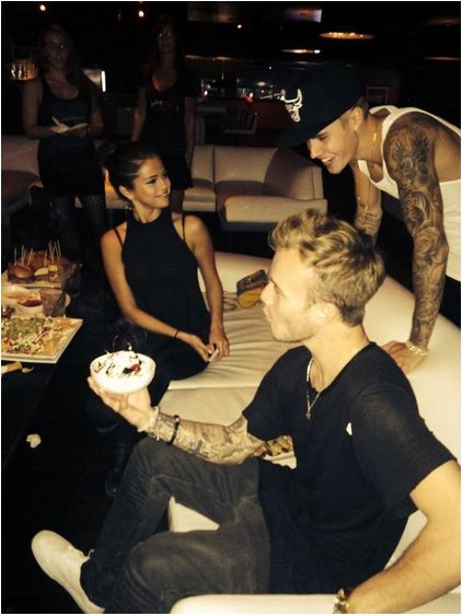 Justina i Selenę Gomez poniosło na imprezie (FOTO)