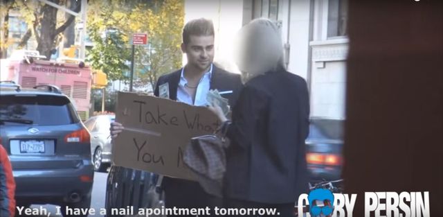 Wyszedł na ulicę obklejony dolarami i... (VIDEO) Wyszedł na ulicę obklejony dolarami i... (VIDEO)