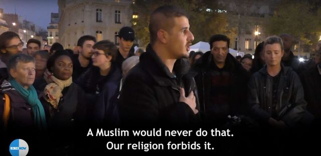 Muzułmanin stanął w centrum Paryża, a oni... (VIDEO) Muzułmanin stanął w centrum Paryża, a oni... (VIDEO)