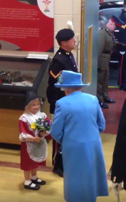 Dawała kwiaty królowej Elżbiecie i dostała w twarz... VIDEO