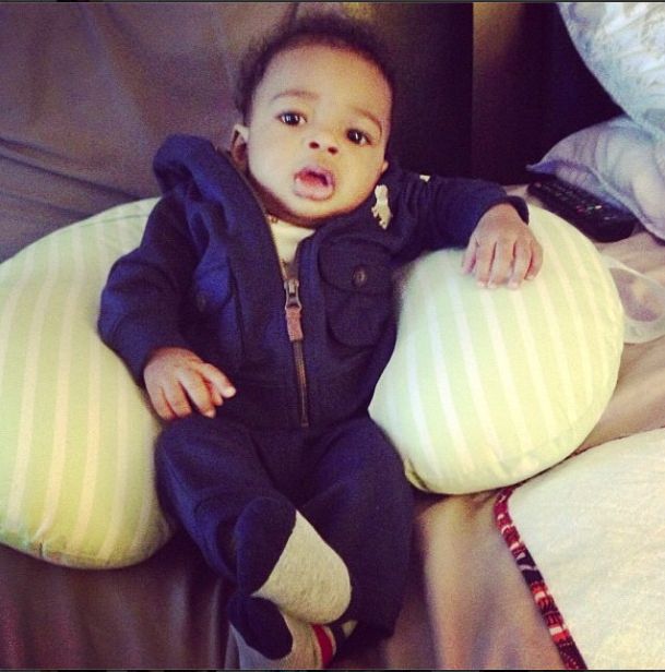 U Rihanny odezwał się instynkt macierzyński? (FOTO) U Rihanny odezwał się instynkt macierzyński? (FOTO)