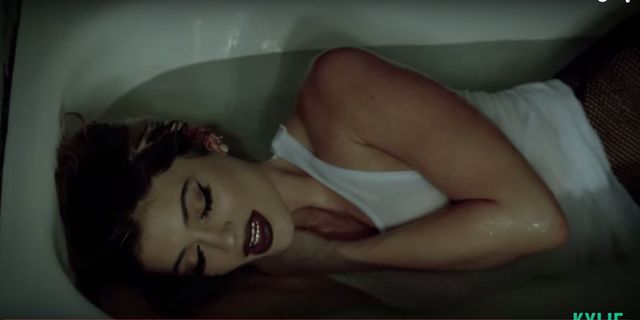 Mokra Kylie Jenner wije się w wannie (VIDEO) Mokra Kylie Jenner wije się w wannie (VIDEO)